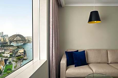 Spa Suite with Club lounge access, 1 Bedroom Suite, 1 King with Harbor Bridge View