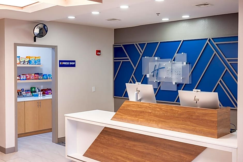 Holiday Inn Express and Suites Wichita Airport By IHG