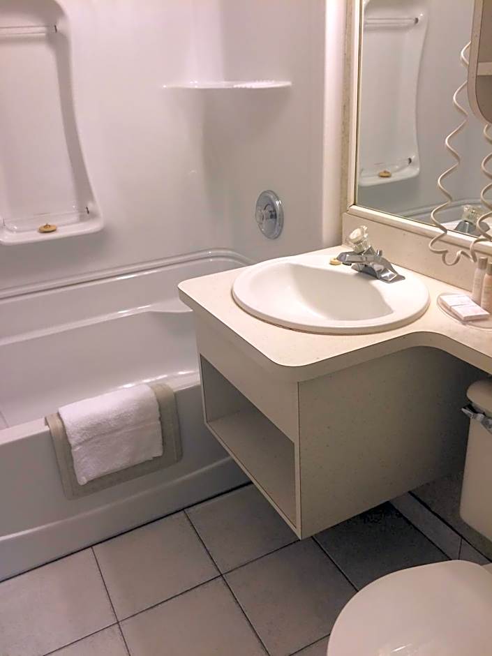 Travelodge by Wyndham Winnipeg East