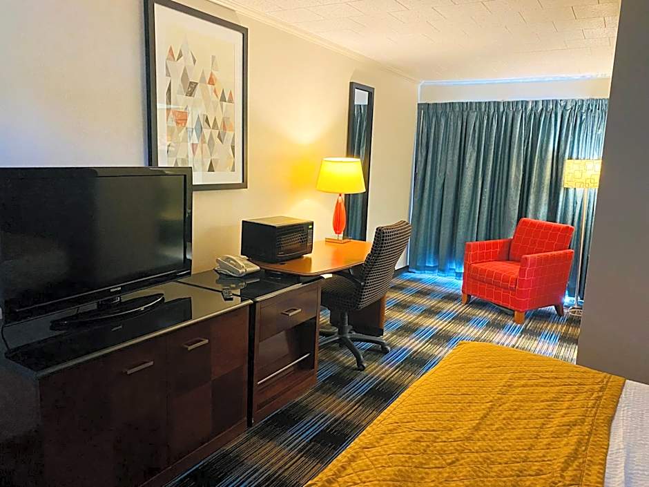 Days Inn & Suites by Wyndham St. Ignace Lakefront
