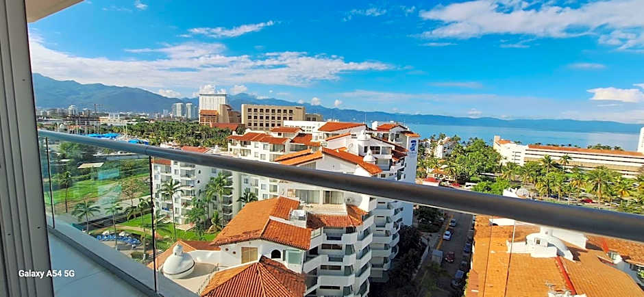 Luxurious Oceanfront condo with Unmatched Panoramic Views