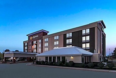 La Quinta by Wyndham Cleveland Airport West