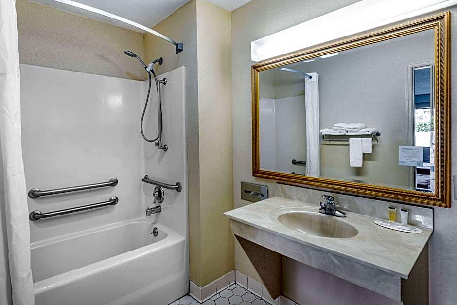 Days Inn by Wyndham Macon I-475