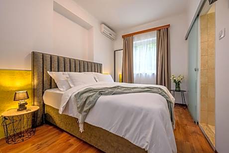 Yellow house with private parking