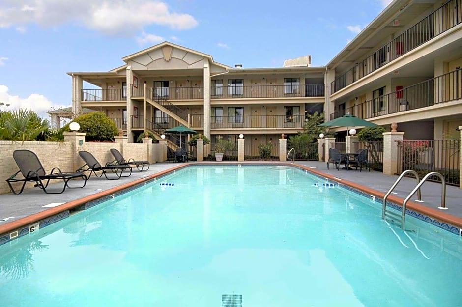 Days Inn & Suites by Wyndham Mobile