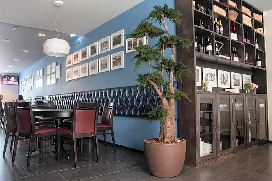 Feira Hostel & Suites