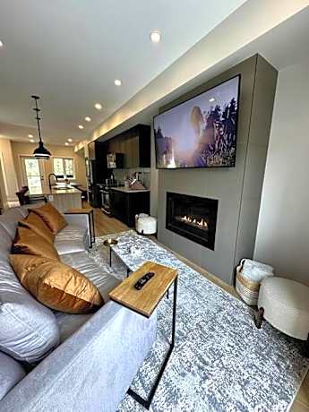 Private Hot Tub Ski In Ski Out Sleeps 9