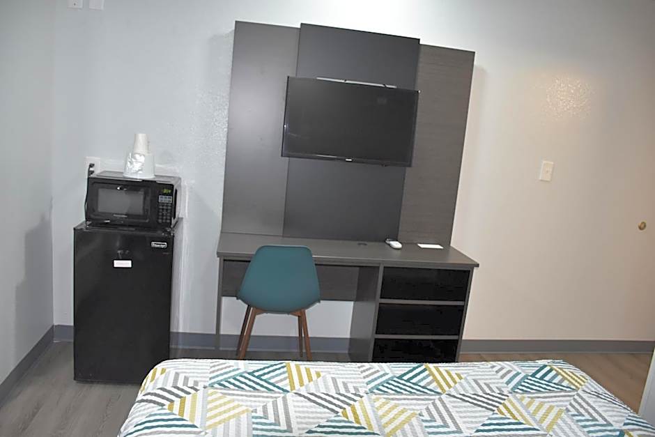 Photo 1 of 8 of 1 Queen Bed
