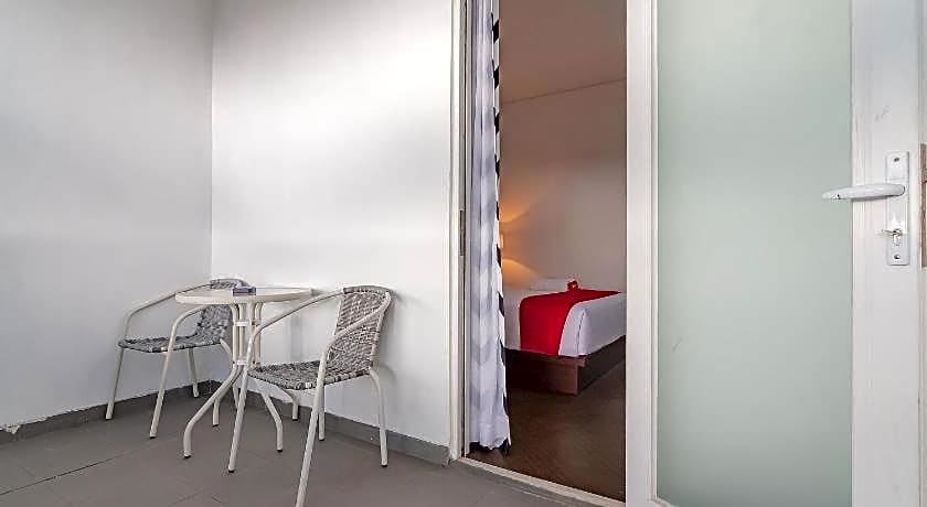 RedDoorz Premium @ Hotel Hebat