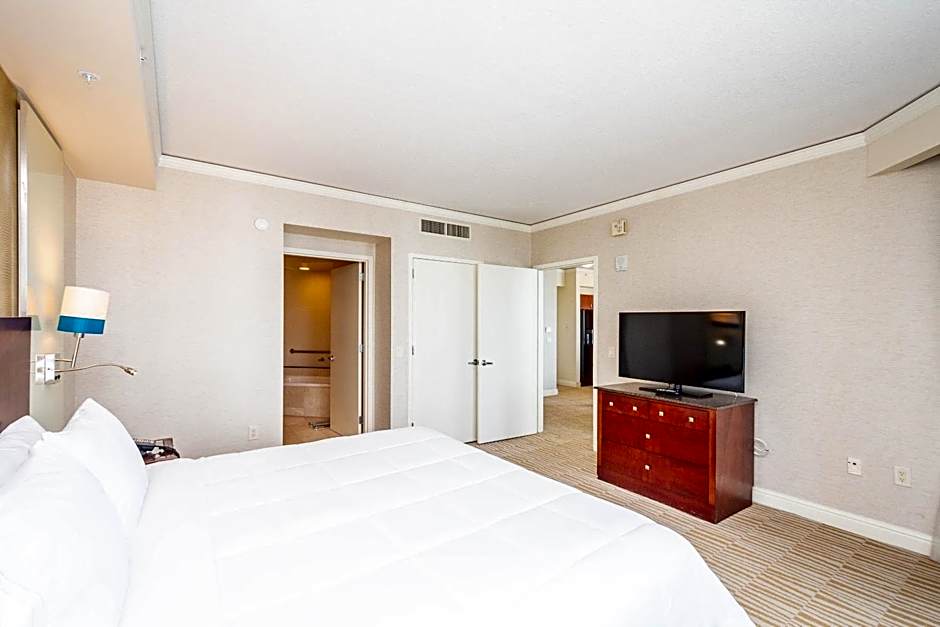 TRUMP INTL 2 BEDROOM APARTMENT 1600 Sqf Ocean and Bay View