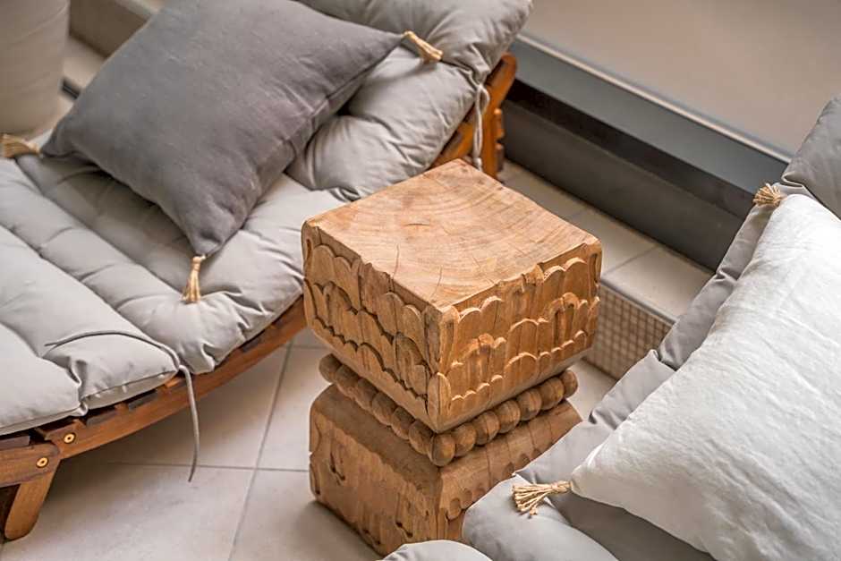 Queen'S Court Hotel & Residence