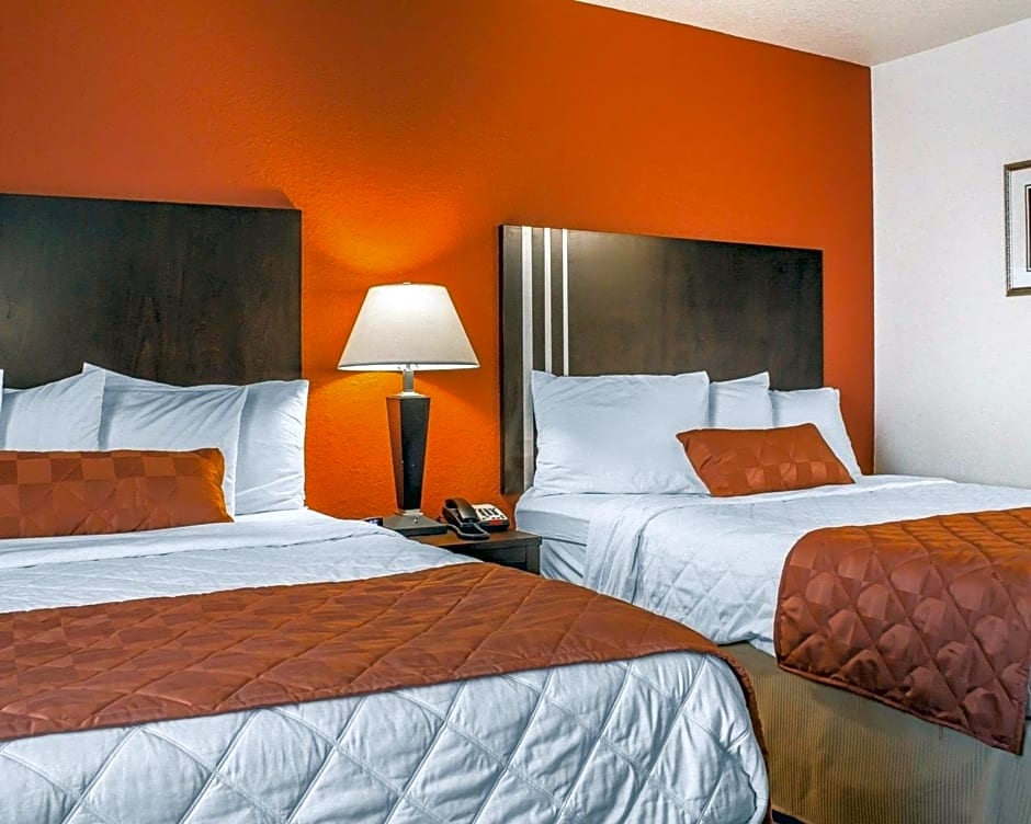 Rodeway Inn & Suites Near Okoboji Lake