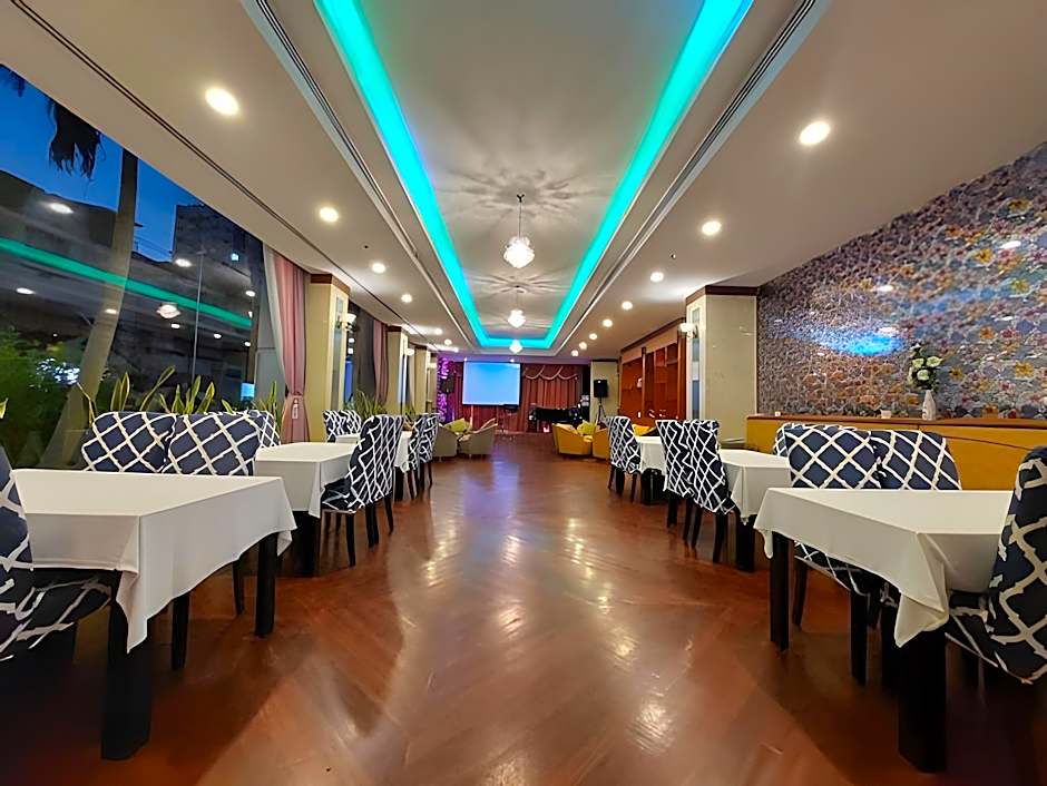 Summit Pavilion Hotel