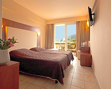 Superior Twin Room with Sea View ( 2 Adults + 1 Child)