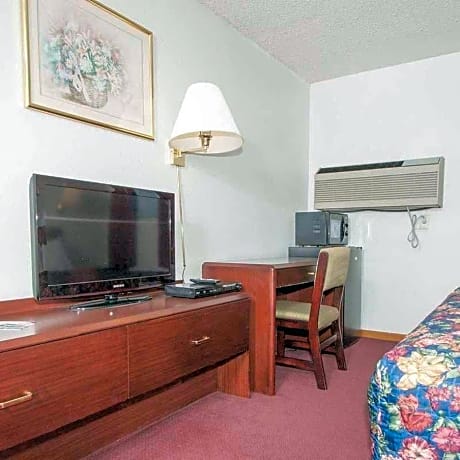 1 Queen Bed Smoking, Free High Speed Wireless Internet Access, Free Local Calls, Microwave, Mini Fri