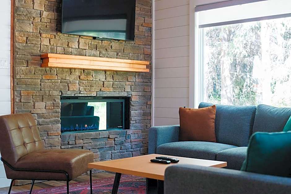 Overlander Mountain Lodge