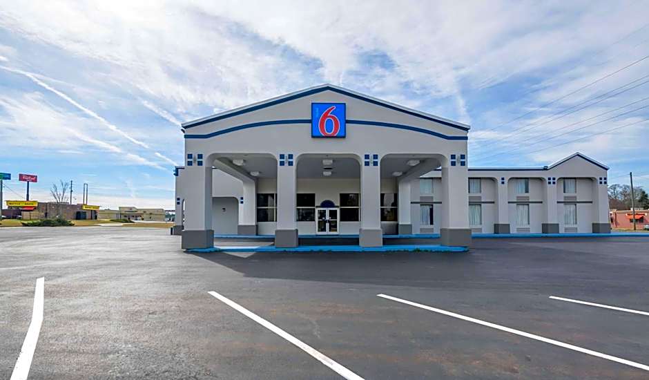 Motel 6 Forsyth, GA Tift College