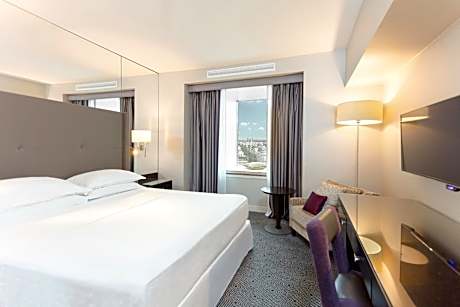 Executive, Executive level, Guest room, 1 King, Skyline view