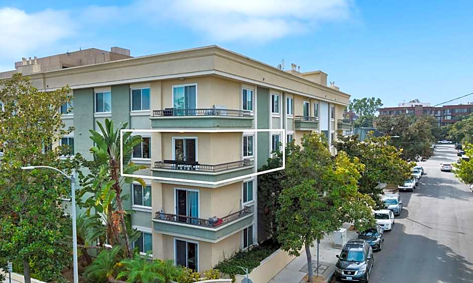 Beverly Hills Glamour Oasis 2 BR Apt with Parking 304