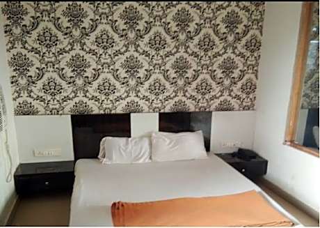 Hotel Aaiye Lodging & Boarding By WB Inn