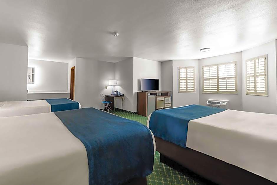 Days Inn & Suites by Wyndham Flagstaff I-40