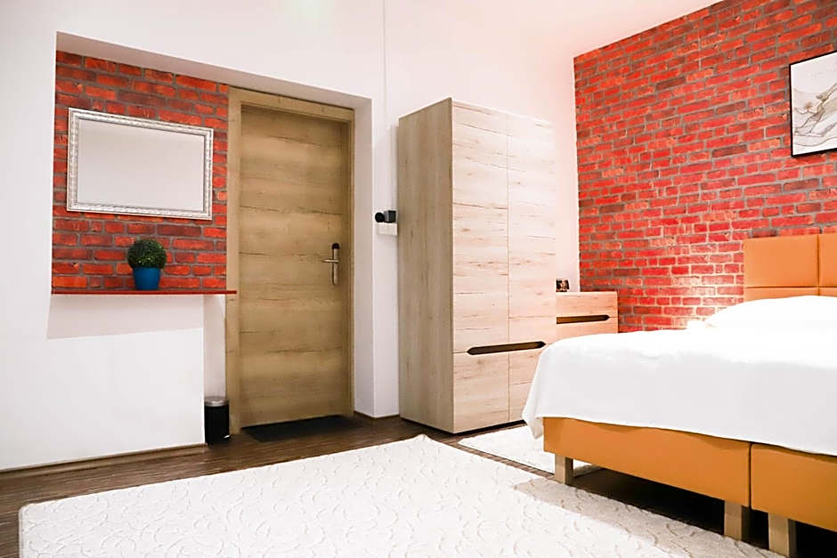 «Go West» guest rooms