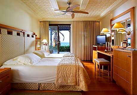 Royal Suite Sharing Pool - Seafront