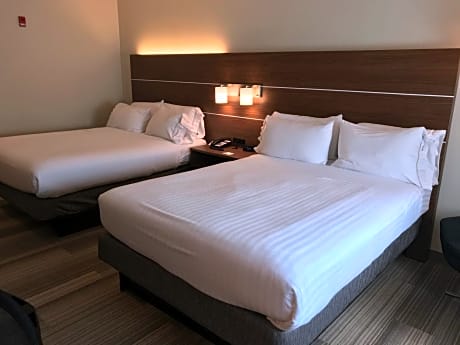 Standard Queen Room with Two Queen Beds and Roll-In Shower - Mobility Access