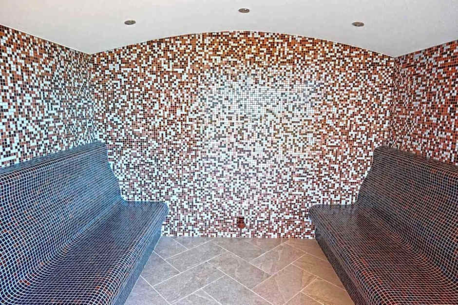 Paradise Hotel & Relax Center