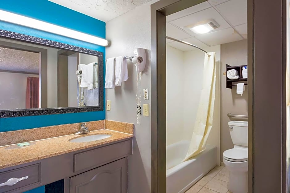 Econo Lodge Inn & Suites