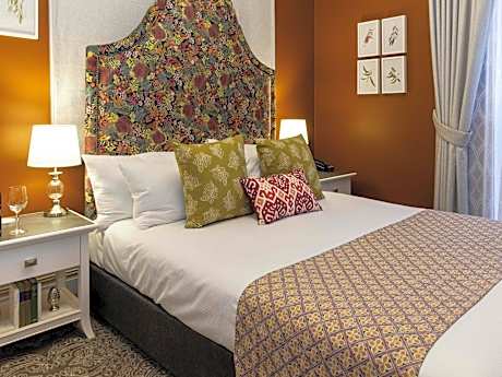 Manor Queen Room