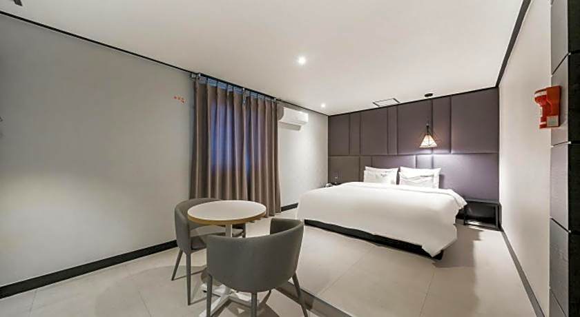 almond hotel Gupo station