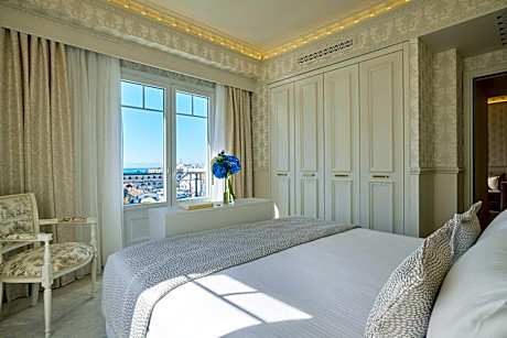 Sea View Deluxe Corner Suite with King Bed