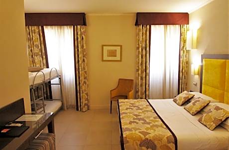 Family Room (2 Adults + 2 Children)