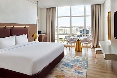 Premium King Room with City View (Free Shuttle to the Beach, Mall & Metro Station)