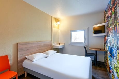 Tandem Room with Shared Bathroom