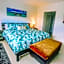 Beautiful penthouse condo with stunning views of both ocean and city