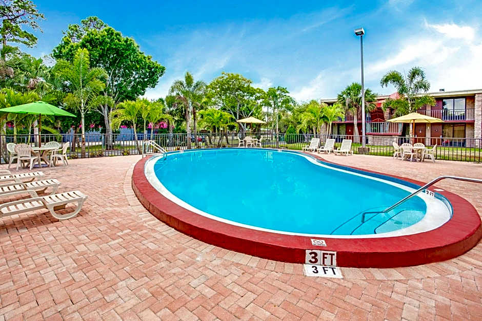 Days Inn by Wyndham Bradenton - Near the Gulf