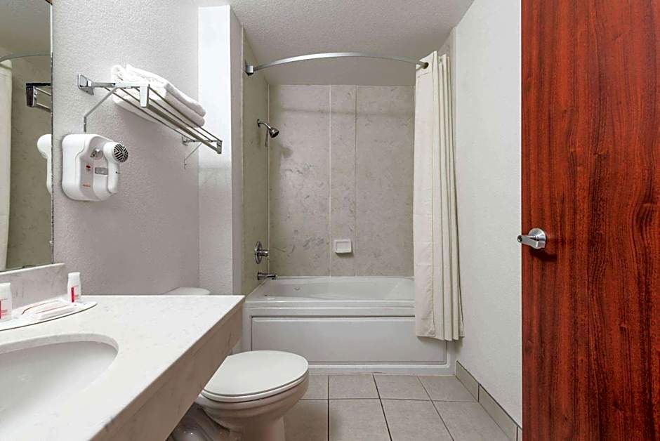 Super 8 by Wyndham Weatherford
