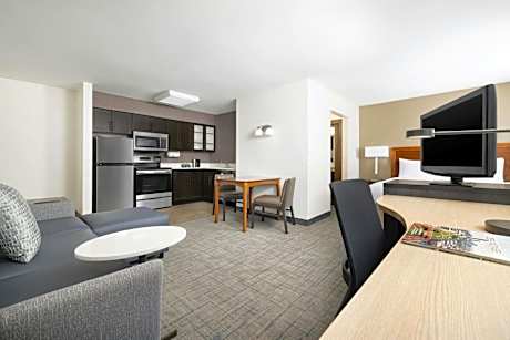 King Studio with Sofa Bed and Adapted Tub - Mobility and Hearing Accessible