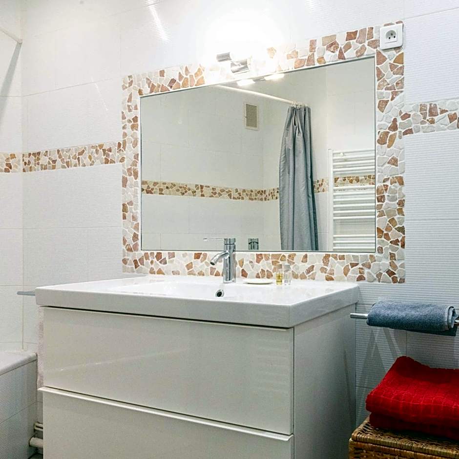 Paris City - Spacious 3 rooms flat for families - 3 minutes from metro station