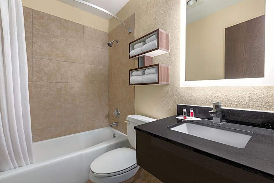 Howard Johnson by Wyndham Waterloo/Cedar Falls