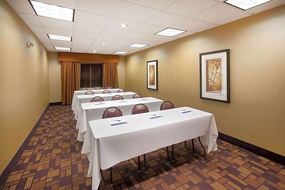 Holiday Inn Express Suites Yankton Hotel By IHG