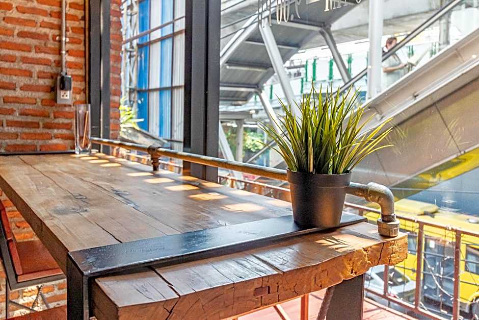 Thonglor travellers' hostel and cafe'