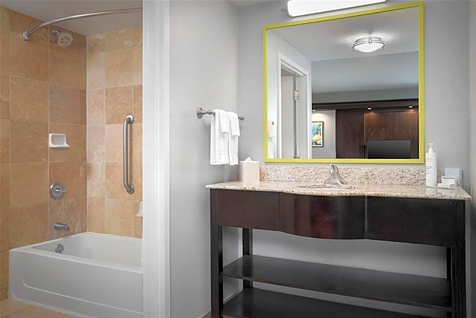 Hampton Inn By Hilton And Suites Omaha Downtown