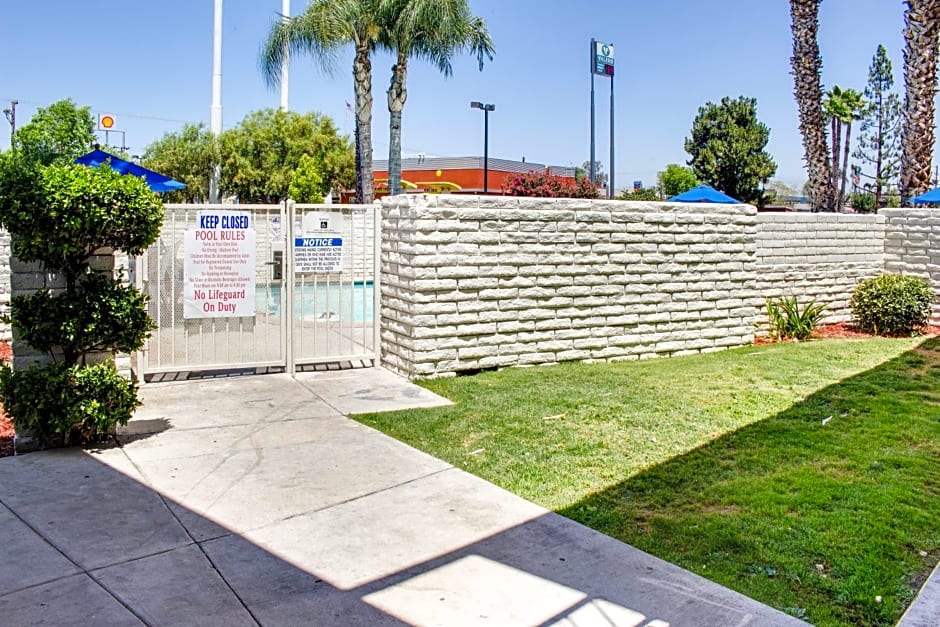 Motel 6-Bakersfield, CA - South