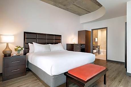 One-Bedroom King Suite with Balcony and Adapted Tub - Mobility and Hearing Accessible