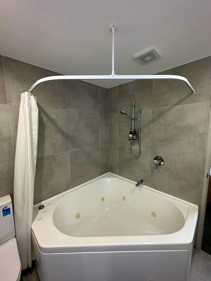 Baycourt Lakefront Motel