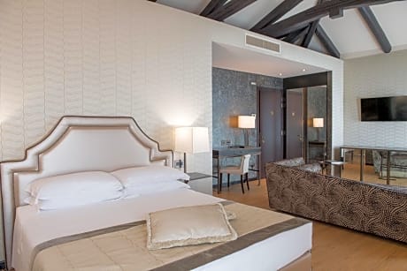 Junior Suite with Lagoon View