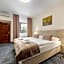 Hotel Reverie - Dependance, Check-in at Metropolitan Star